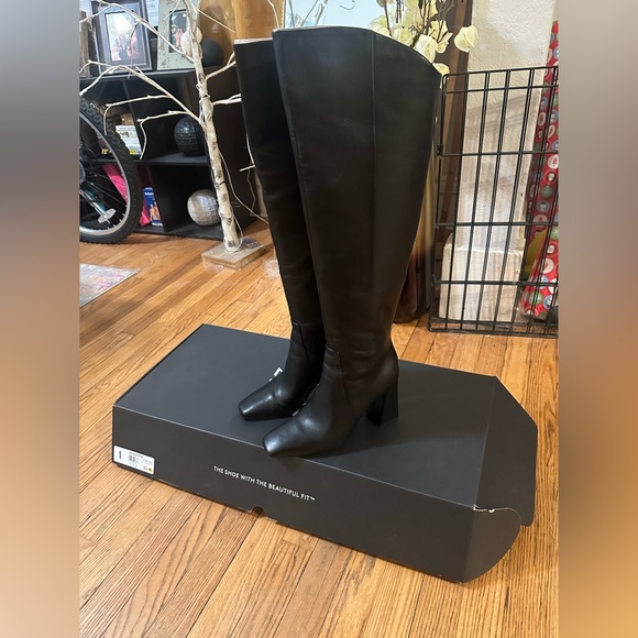 NATURALIZER LYRIC BLACK LEATHER BOOTS - Picture 2 of 9